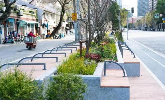 上海街头这些椅子火了！早去才有的坐？网友炸锅