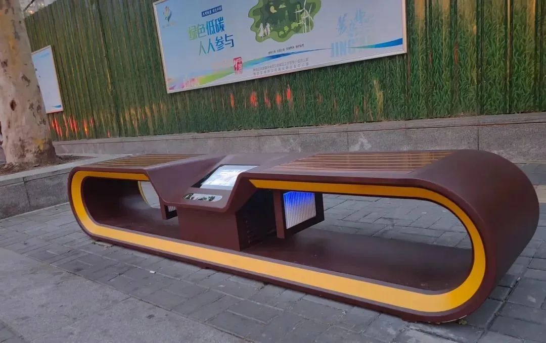 上海街头这些椅子火了！早去才有的坐？网友炸锅