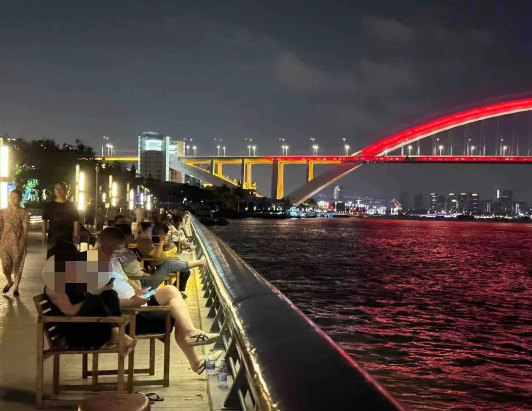 上海街头这些椅子火了！早去才有的坐？网友炸锅