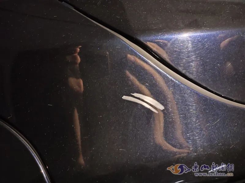 女子马路边直播，拒绝宝马司机搭讪后被撞！肇事司机已被拘留！