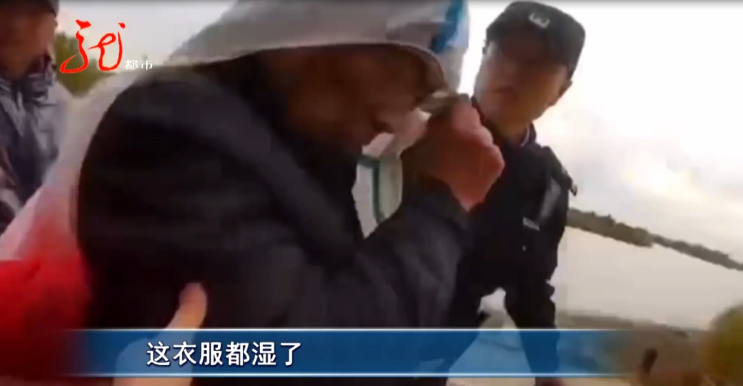 哈尔滨呼兰河边,一位老人一头栽进河中...... 哈尔滨呼兰河边,一位老人一头栽进河中......