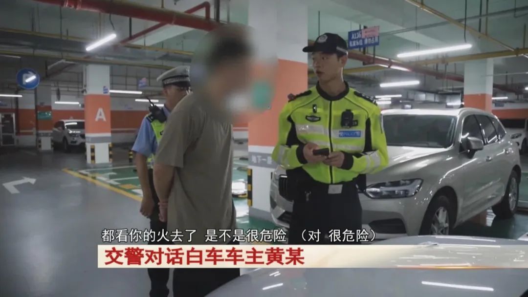 汽车行驶过程中,排气管竟喷射火焰!车主“装帅”被抓! 汽车行驶过程中,排气管竟喷射火焰!车主“装帅”被抓!