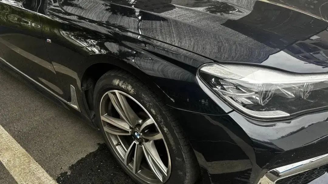 男子深夜开宝马搭讪被拒，撞向路边女主播！最新消息进展→