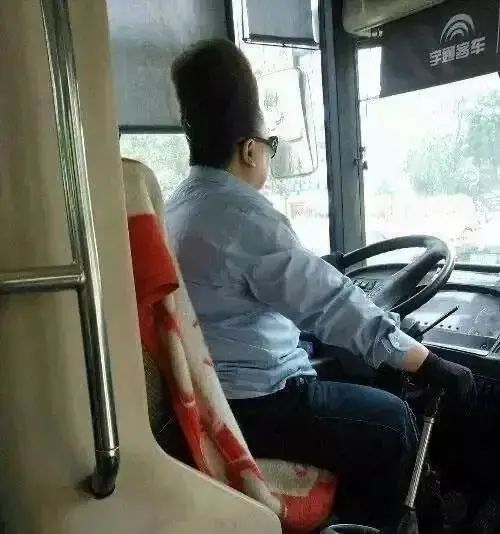 猛！成都路边摊烧烤开始流行“吃头发”了？