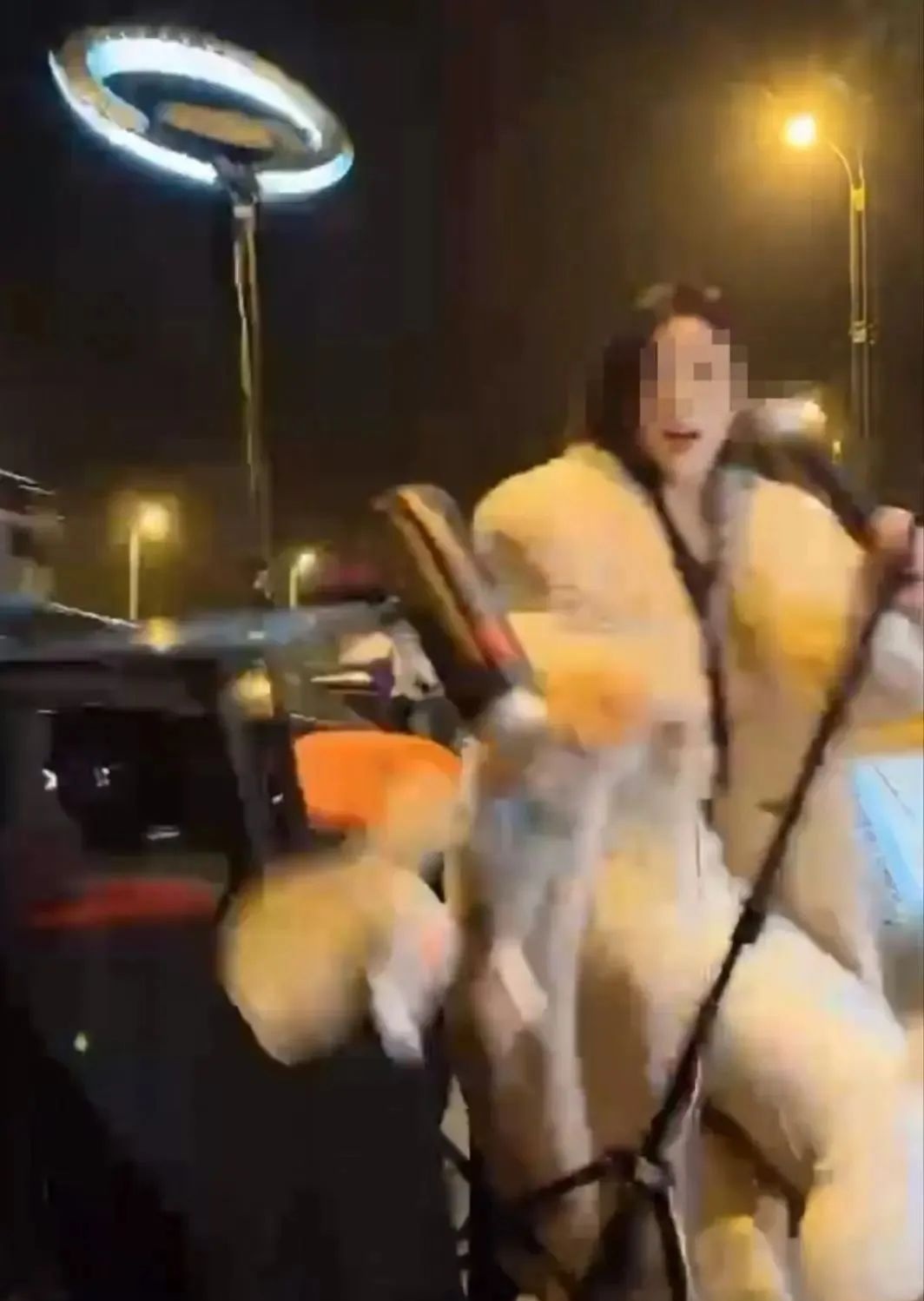 男子深夜开宝马搭讪被拒，撞向路边女主播！最新消息进展→