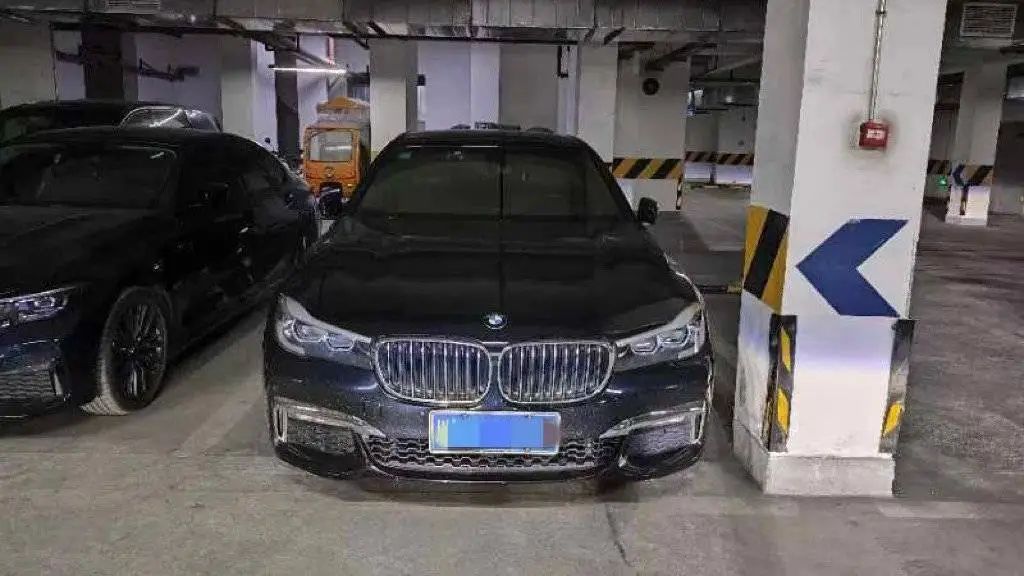 男子深夜开宝马搭讪被拒，撞向路边女主播！最新消息进展→