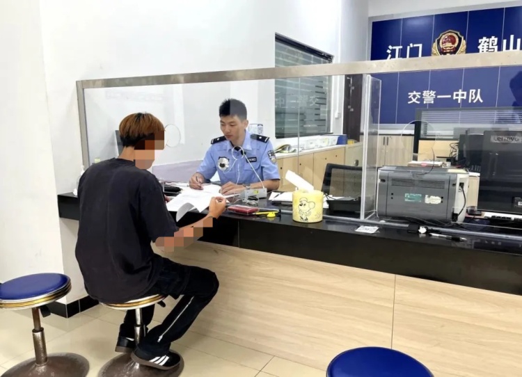 小伙压弯炫技被举报,被查时称是“虚荣心作祟” 小伙压弯炫技被举报,被查时称是“虚荣心作祟”