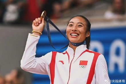 大丰收的一年!郑钦文获荆楚楷模称号 大丰收的一年!郑钦文获荆楚楷模称号