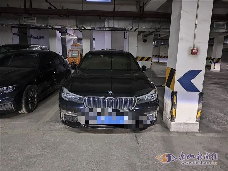 女子马路边直播，拒绝宝马司机搭讪后被撞！肇事司机已被拘留！