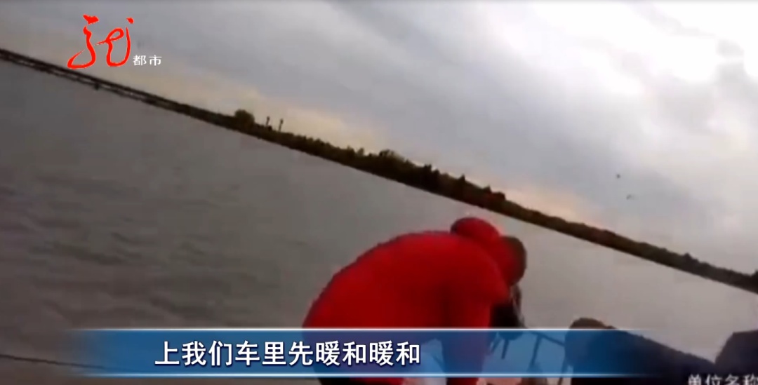 哈尔滨呼兰河边,一位老人一头栽进河中...... 哈尔滨呼兰河边,一位老人一头栽进河中......