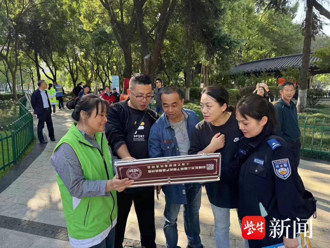 警方深入社区开展禁毒宣传,居民反响热烈共筑无毒防线 警方深入社区开展禁毒宣传,居民反响热烈共筑无毒防线