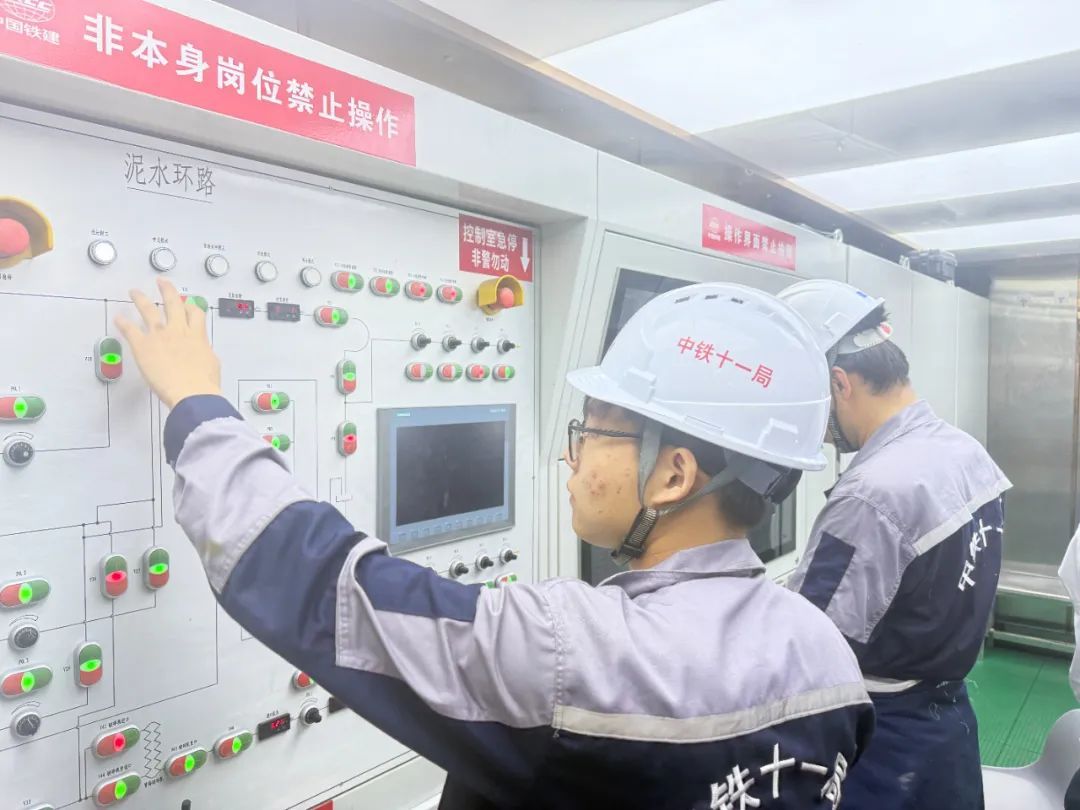 世界最长!“成功入海,我们向深海进发” 世界最长!“成功入海,我们向深海进发”