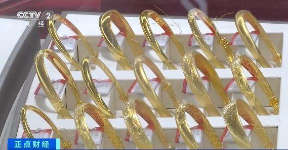 金饰品价格再涨 有人观望,有人出手 业内人士提醒→ 金饰品价格再涨 有人观望,有人出手 业内人士提醒→