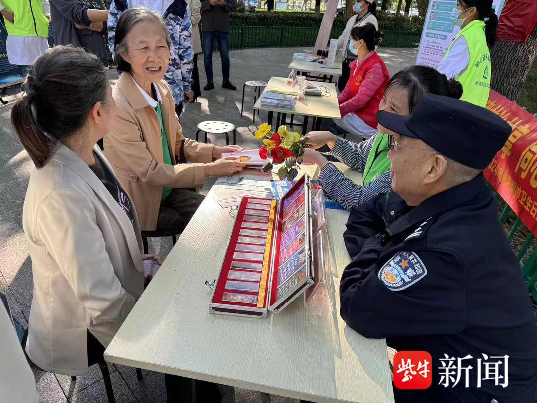 警方深入社区开展禁毒宣传,居民反响热烈共筑无毒防线 警方深入社区开展禁毒宣传,居民反响热烈共筑无毒防线