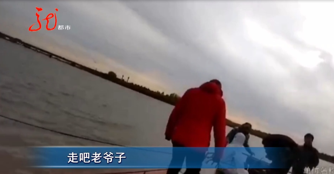 哈尔滨呼兰河边,一位老人一头栽进河中...... 哈尔滨呼兰河边,一位老人一头栽进河中......