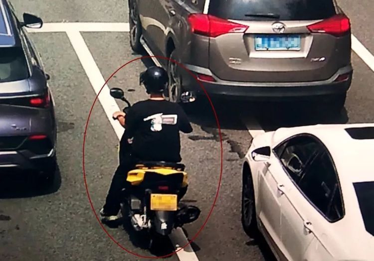 小伙压弯炫技被举报,被查时称是“虚荣心作祟” 小伙压弯炫技被举报,被查时称是“虚荣心作祟”