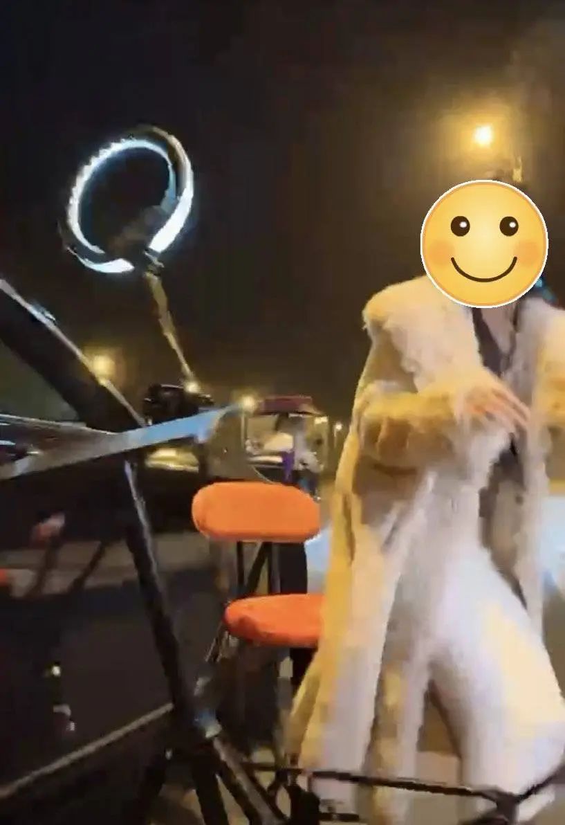 女主播深夜直播被撞！宝马车主搭讪被拒，心生不快！行拘10日！