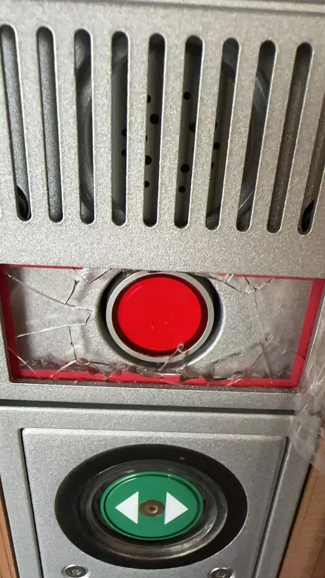 女子高铁上睡过头按下紧急制动!被拘7天! 女子高铁上睡过头按下紧急制动!被拘7天!