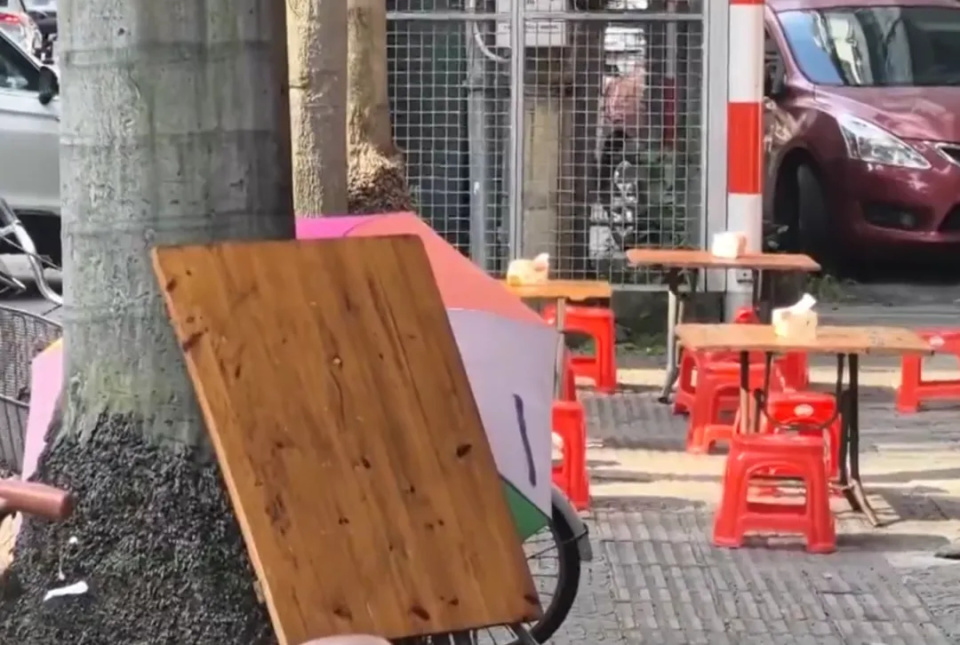 广东男子路边喝甜汤，被树叶砸晕受伤！获赔2.2万