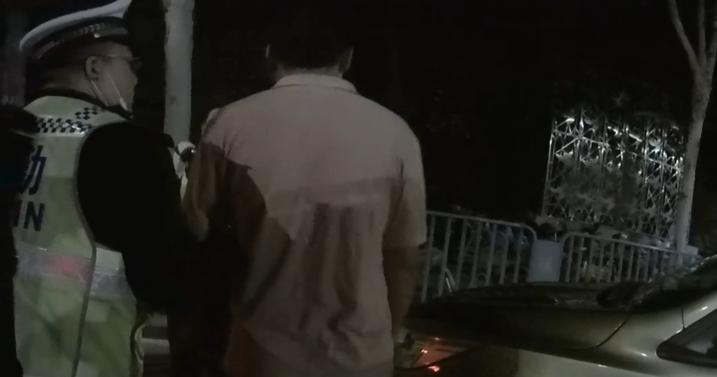 凌晨武汉街头,3名男子突然弃车狂奔!交警追了500米后,男子顶不住了 凌晨武汉街头,3名男子突然弃车狂奔!交警追了500米后,男子顶不住了