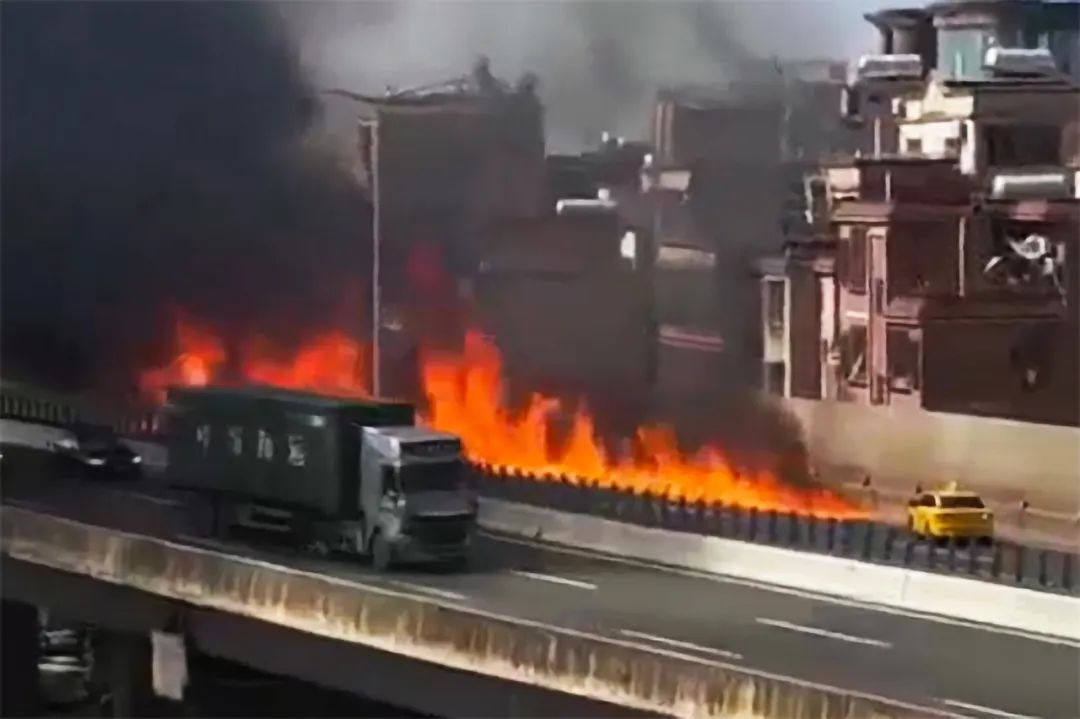 高速路上货车起火，广州出租车司机见义勇为协助救援