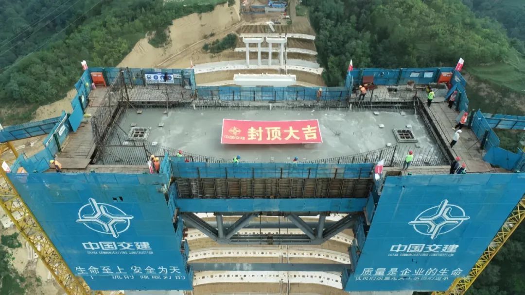 张铁沟特大桥5号主塔封顶