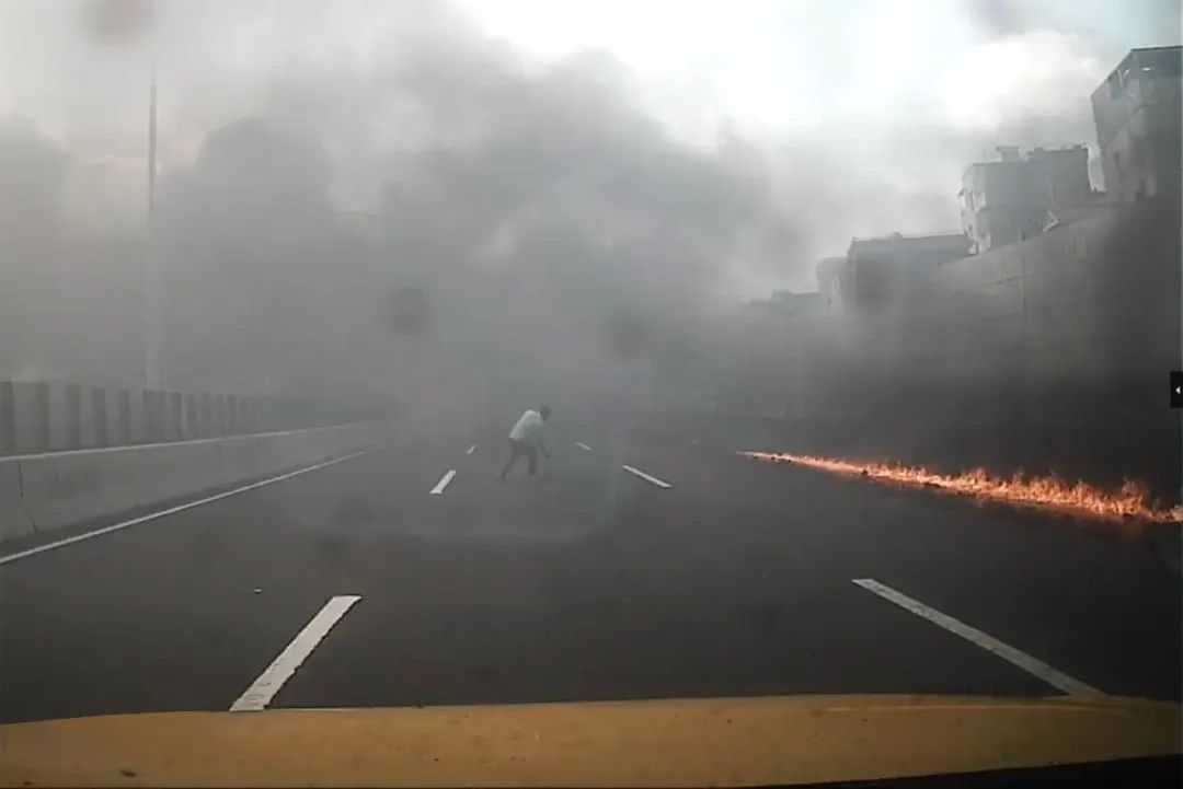 高速路上货车起火，广州出租车司机见义勇为协助救援