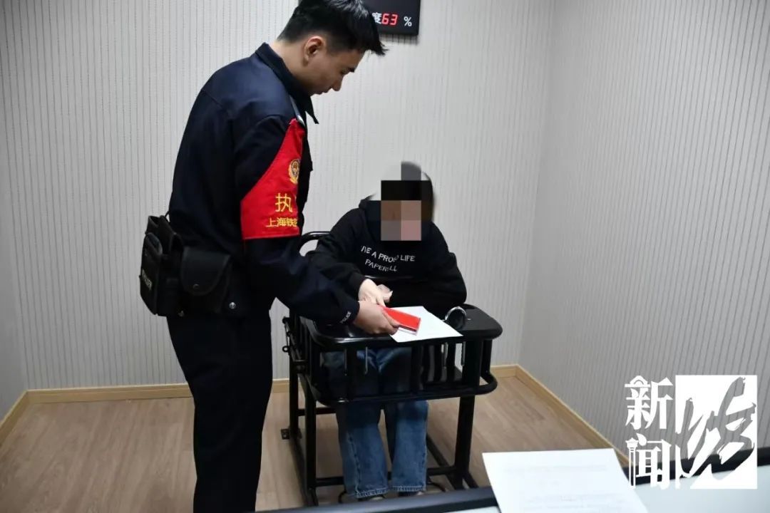 事发上海始发高铁! 警方:女子邱某,拘! 事发上海始发高铁! 警方:女子邱某,拘!