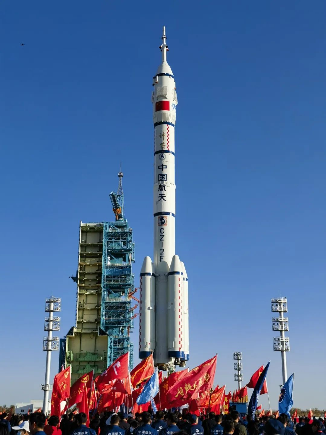 震撼！神十九船箭组合体，高清大图