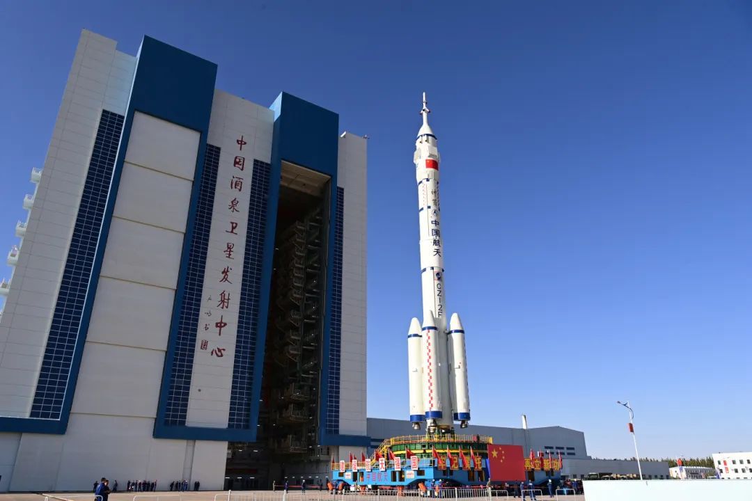 震撼！神十九船箭组合体，高清大图