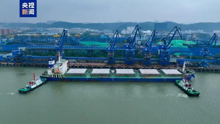 刷新纪录 吃水11.8米中国籍散货船首靠南京港