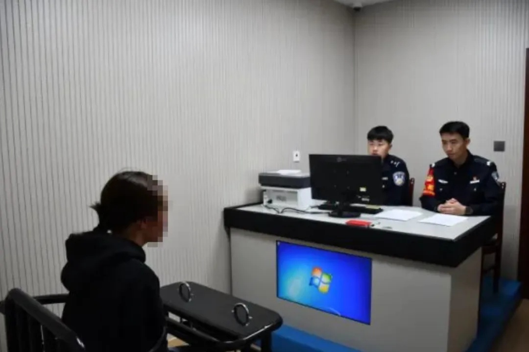 女子高铁上睡过头按下紧急制动!被拘7天! 女子高铁上睡过头按下紧急制动!被拘7天!