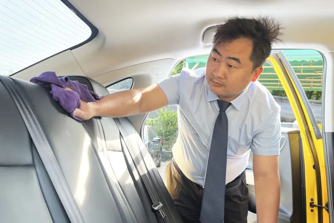 高速路上货车起火，广州出租车司机见义勇为协助救援