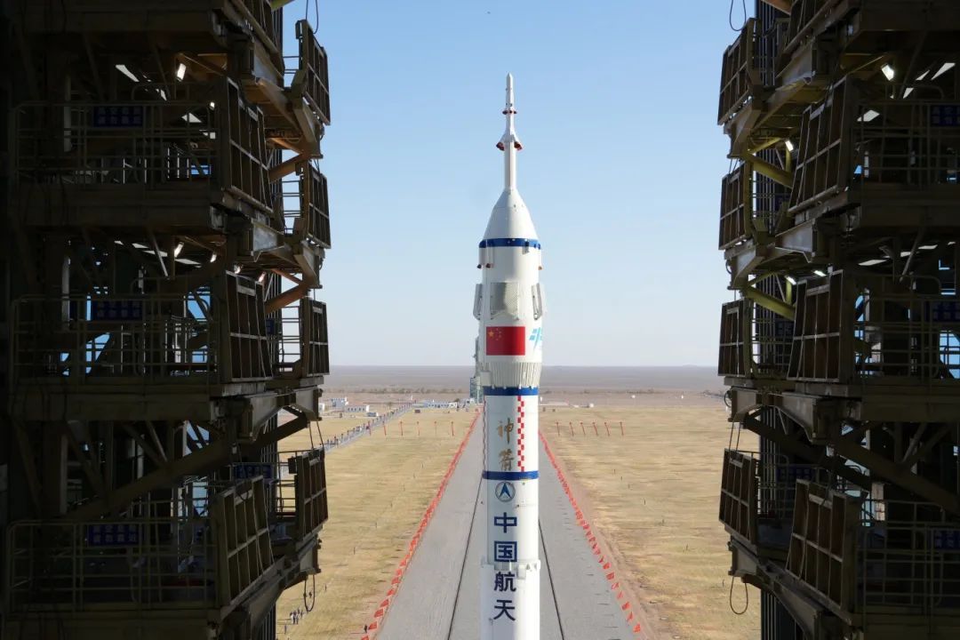 震撼！神十九船箭组合体，高清大图