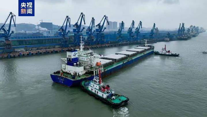 刷新纪录 吃水11.8米中国籍散货船首靠南京港