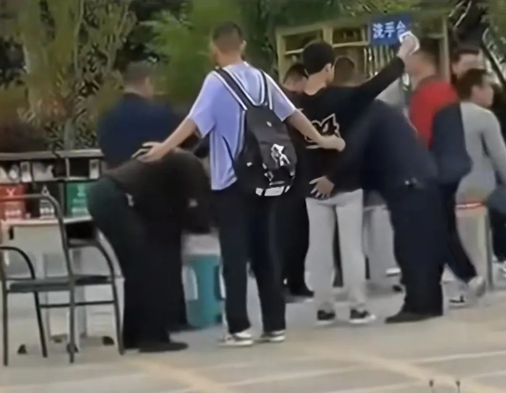 学生返校遭“搜身”引热议，云南一中学回应