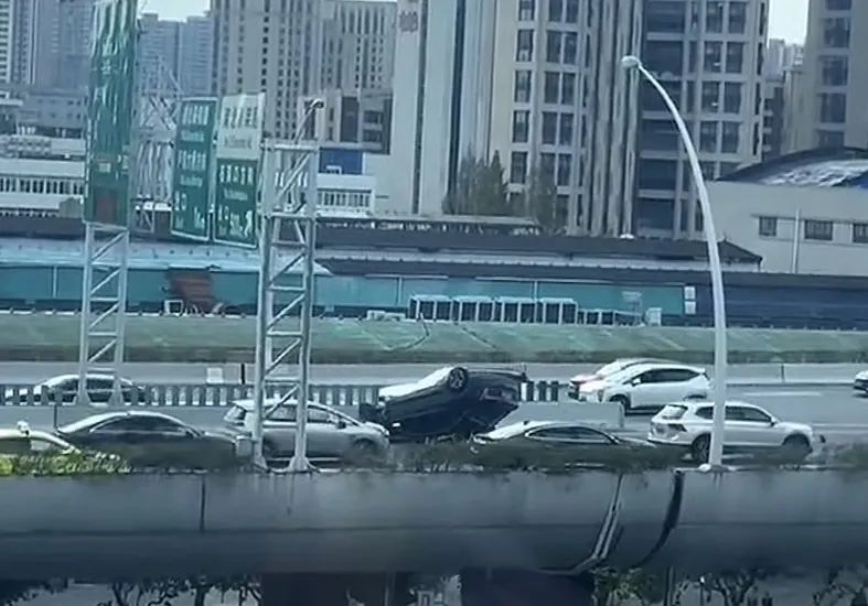 上海中环两车碰撞，其中一车四轮朝天，满地碎片，2人送医