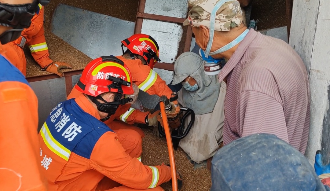 粮仓“吞人”!工人半截身子被600吨小麦死死“吸住” 粮仓“吞人”!工人半截身子被600吨小麦死死“吸住”