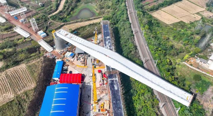 国内首例倒置连续梁实现“空中转体” 国内首例倒置连续梁实现“空中转体”