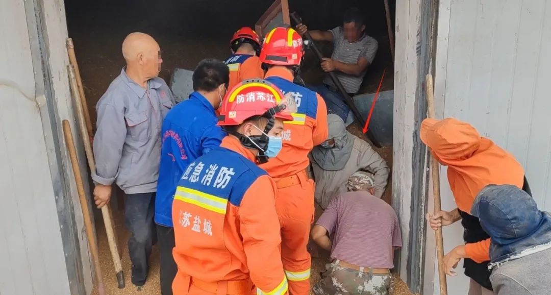 粮仓“吞人”!工人半截身子被600吨小麦死死“吸住” 粮仓“吞人”!工人半截身子被600吨小麦死死“吸住”