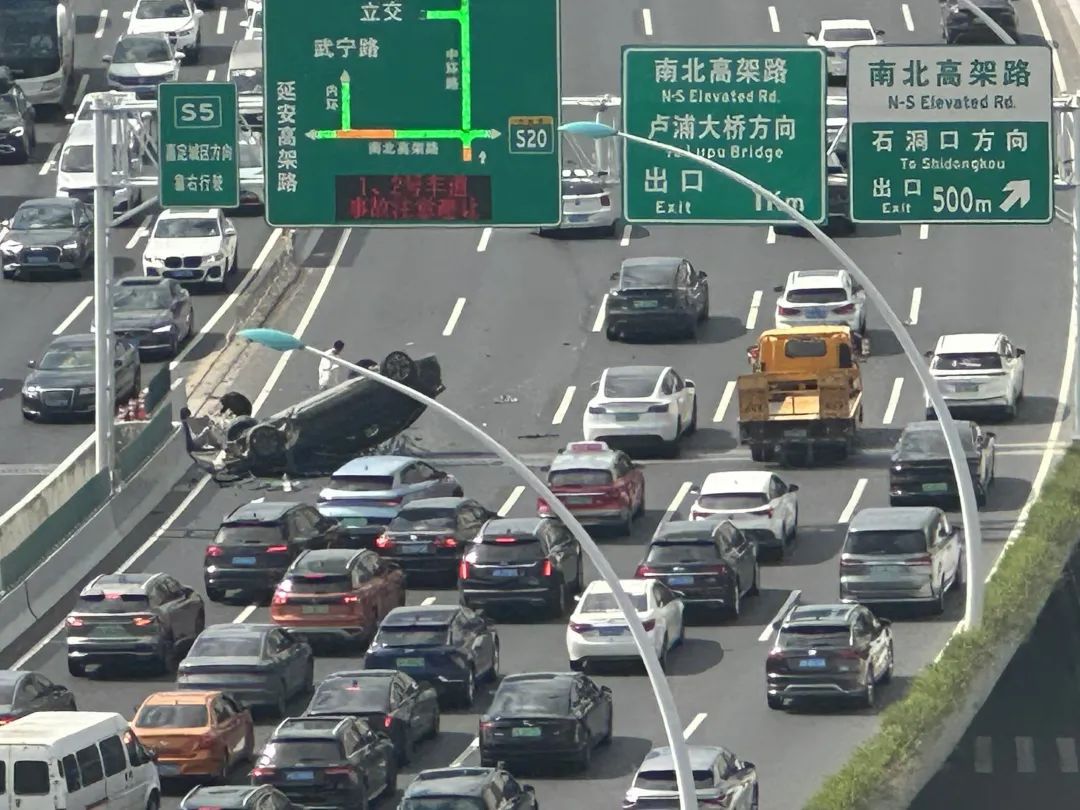 上海中环两车碰撞，其中一车四轮朝天，满地碎片，2人送医