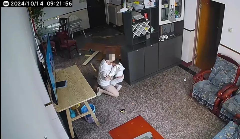 “烧伤妈妈”收到超百万捐款，丈夫发声：已关闭捐赠通道，以后靠自己