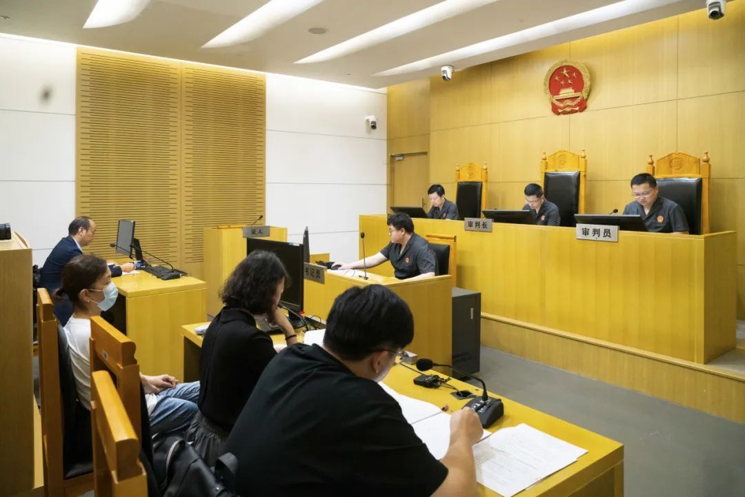 家属陪同受伤！上海阿婆在救护车上胸椎骨折，这个责任谁承担？