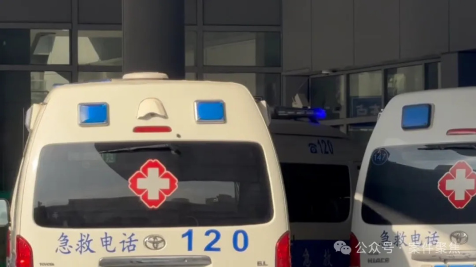 患者家属坐救护车受伤致残,向急救中心索赔52万,到底谁担责? 患者家属坐救护车受伤致残,向急救中心索赔52万,到底谁担责?