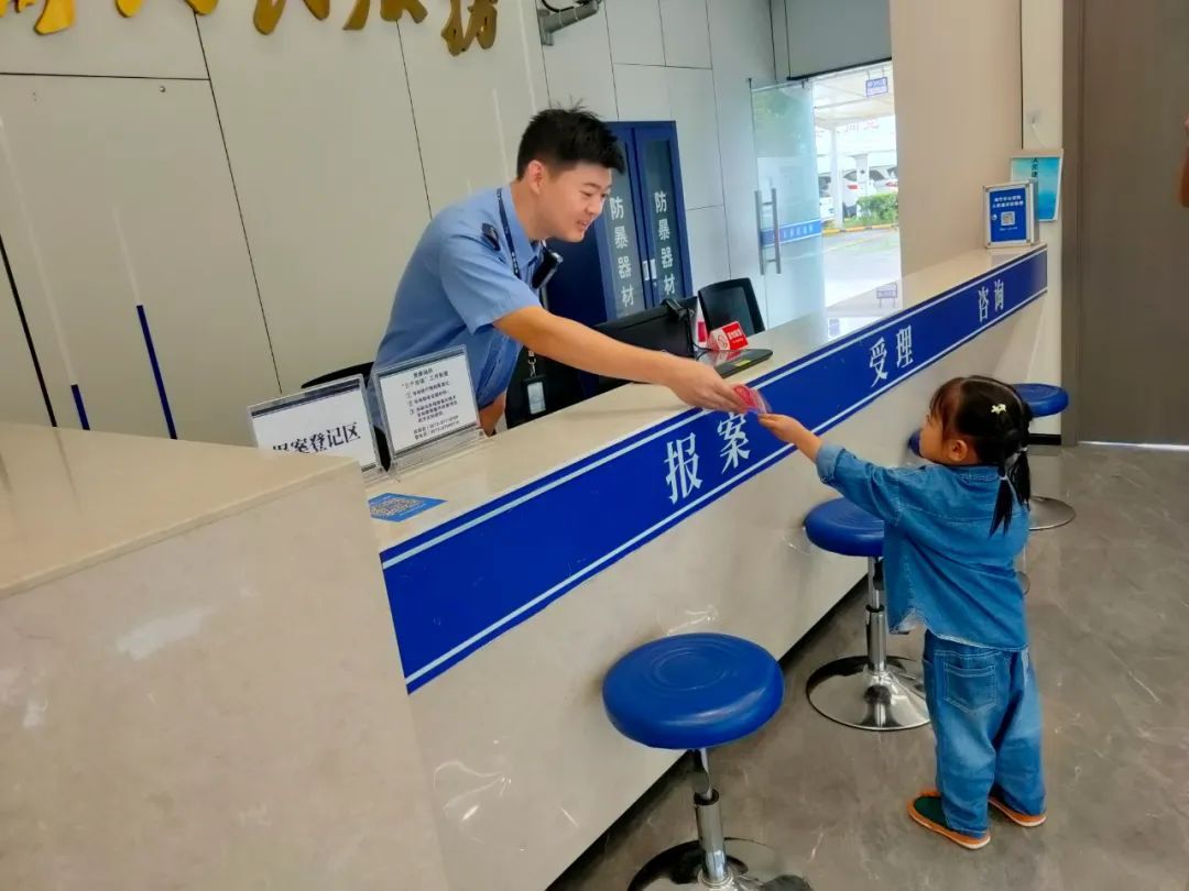 海宁3岁宝宝祝星辰，你被警察叔叔点名表扬了！