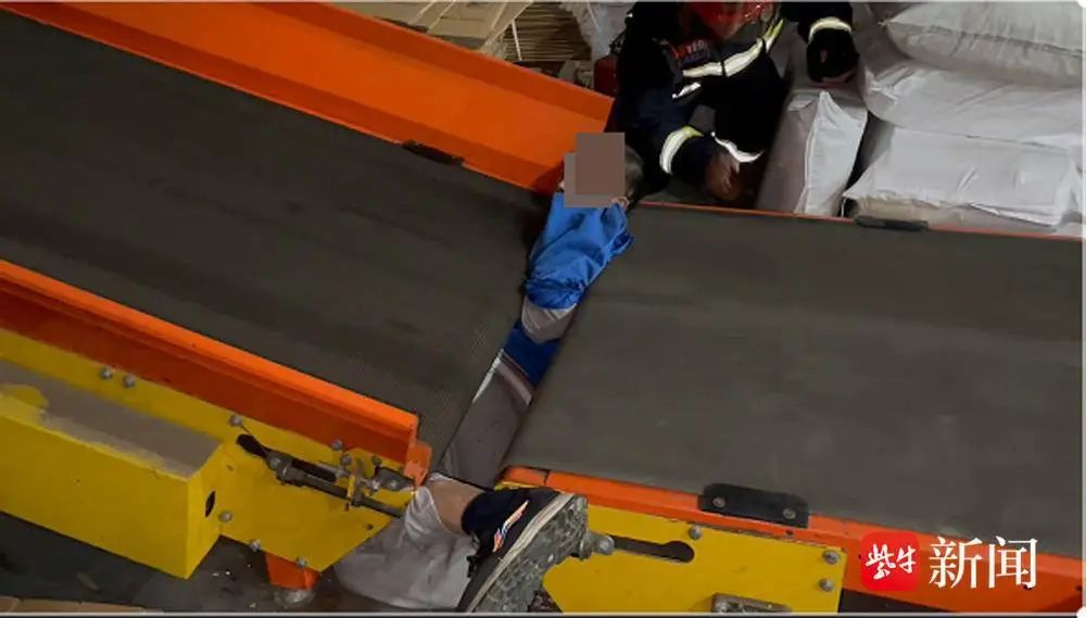 危险！男子被卷入快递传送带