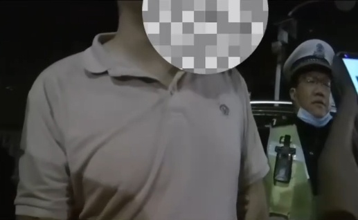 “酒司机”遇查弃车狂奔500米后,累瘫了…… “酒司机”遇查弃车狂奔500米后,累瘫了……