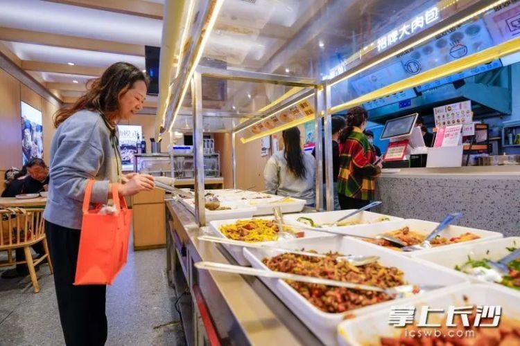 一顿10元，能选三四十个菜，还能送上门……长沙一食堂火了！