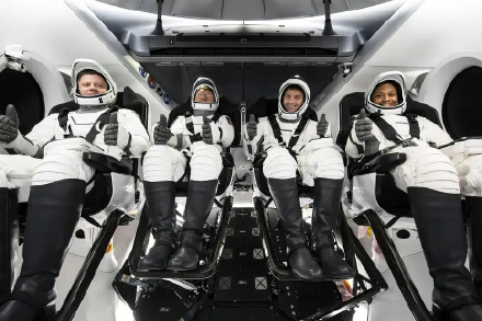 SpaceX “龙”载人飞船开始返回地球