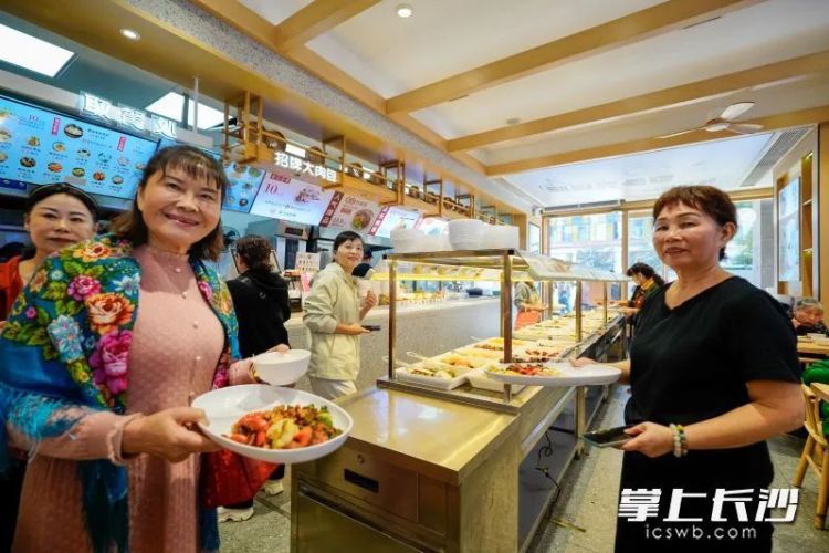一顿10元，能选三四十个菜，还能送上门……长沙一食堂火了！